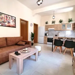 Alex Apartment, Cozy Place In Center Διαμέρισμα